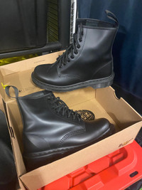 NEW Dr Martens boots size: 8 women’s 