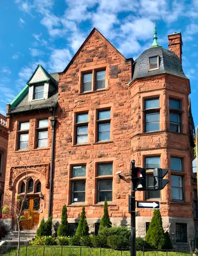 Downtown Elegant-Sunny Condo 1+1 - Adj Park- Avail Imd  $2575/m