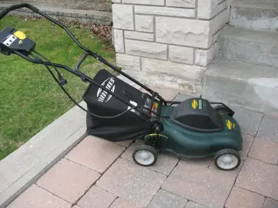 YardWorks 14 Inch Corded Electric Lawnmower in excellent condition and in perfect working order. Fea...