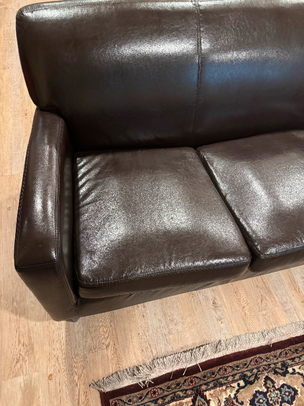 Leather sofa dans Décoration intérieure et accessoires  à Ouest de l’Île - Image 3