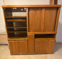 Oak TV & Stereo cabinet unit on wheels. Pull out shelves. Read d