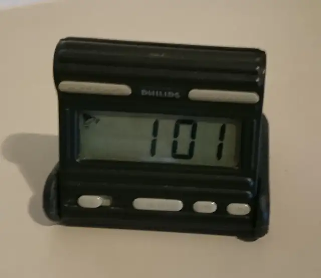 Vintage 1980's Phillips LCD Travel Alarm Clock HR 5772 in Arts & Collectibles in Oshawa / Durham Region - Image 3