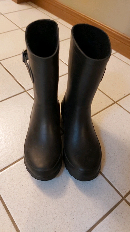 Girls Rainboots size 3 youth in Kids & Youth in London
