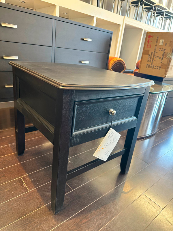 Ashley Square Wood End Table w/ Single Drawer in Coffee Tables in Mississauga / Peel Region - Image 4