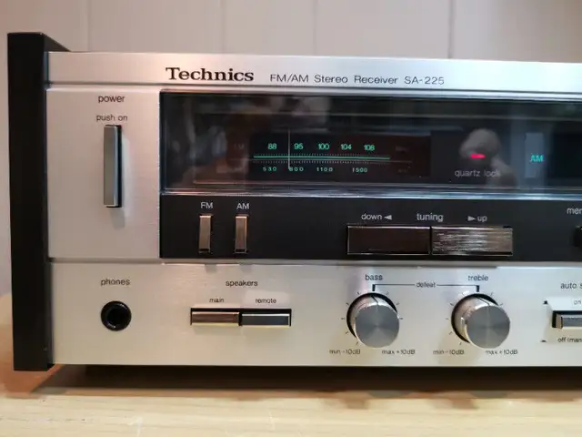 Vintage Technics Receiver Model SA-225 (LIKE NEW) in Stereo Systems & Home Theatre in Mississauga / Peel Region - Image 3