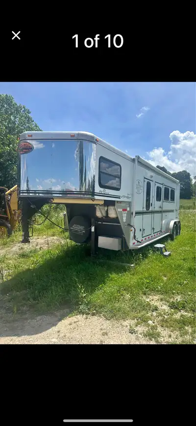 2007 Sundowner gooseneck 3 horse slant step up trailer. Back Tack area with 3 saddle racks. Drop dow...