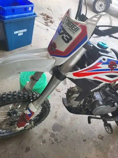 ViperMax dirtbike 125cc brand, new carburetor and filter, new kick starter, dunlop rear tire, new th...