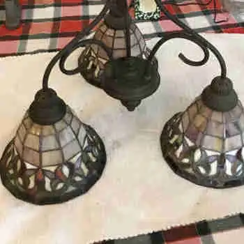 Vintage Tiffany light knock off. In good working condition. We’ve had it for 20 plus years. Hopefull...