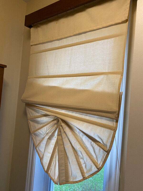 Store beige 29" large x 63" haut / Beige Roller Blind in Window Treatments in Laval / North Shore