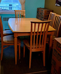 Table de salle à manger et 6 chaises en bon état