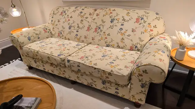 Sklar Peppler Floral Sofa + Armchair Set — 1200 SL Series in Chairs & Recliners in Markham / York Region - Image 4