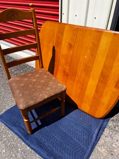 Maple dining set with upholstered chairs. Excellent condition. Comes with 4 chairs and 2 inserts for...