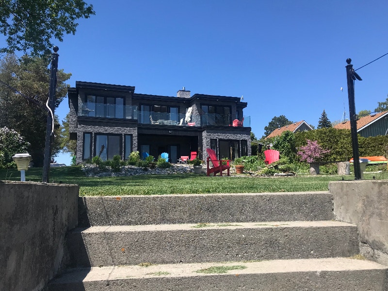 Contemporary 3 Bedroom on Lake Ontario 15 minutes from Trenton Long