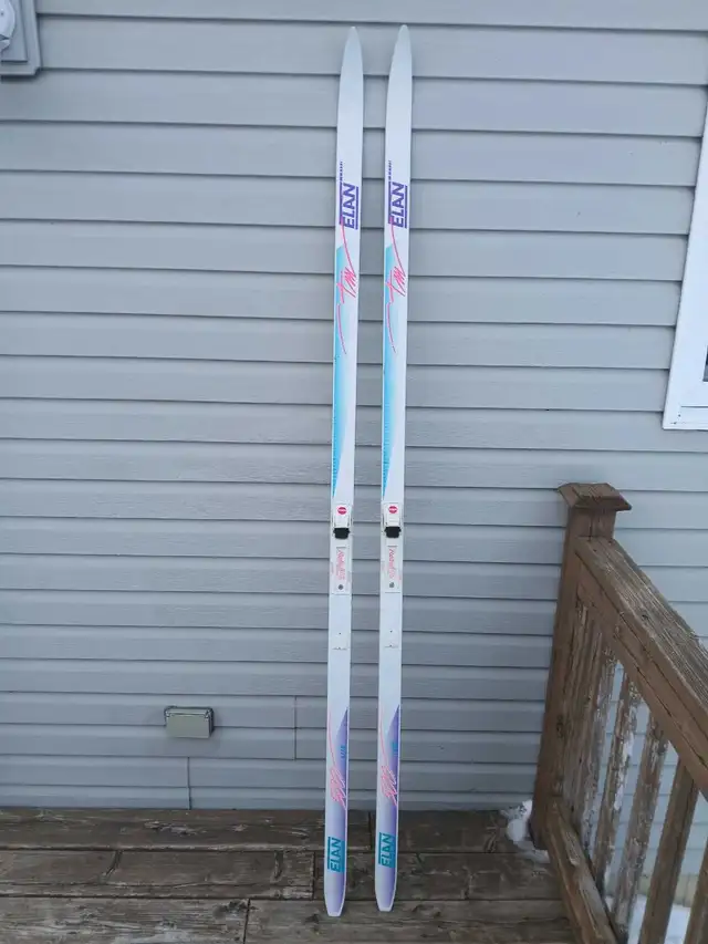 Elan TM 500 Lite Cross-country Skis 200 cm, NNN Auto Bindings in Ski in Ottawa - Image 2