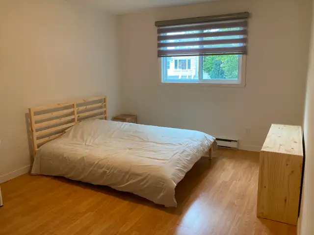 Belle grande chambre disponible a Brossard