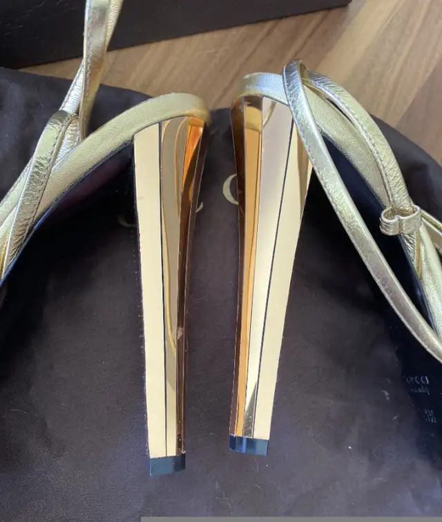 Sandales chics avec tigres en émail de marque Gucci in Women's - Shoes in Granby - Image 4