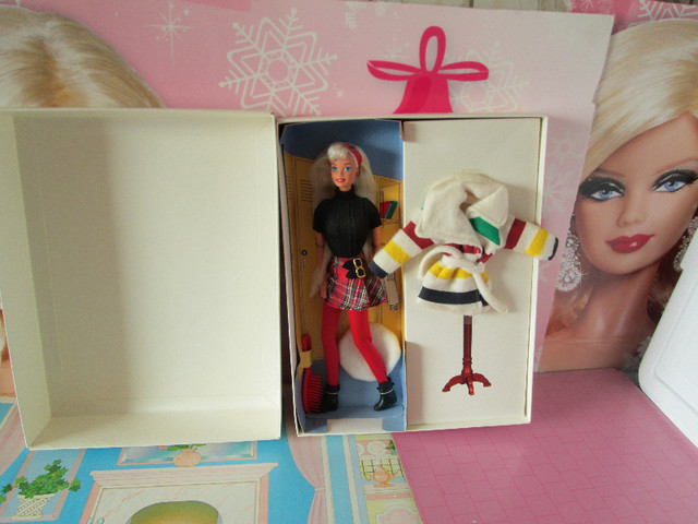 1996  Ancienne Barbie - School Sprit Etudiante Neuve Hudson Bay dans Jouets et jeux  à Longueuil/Rive Sud - Image 2