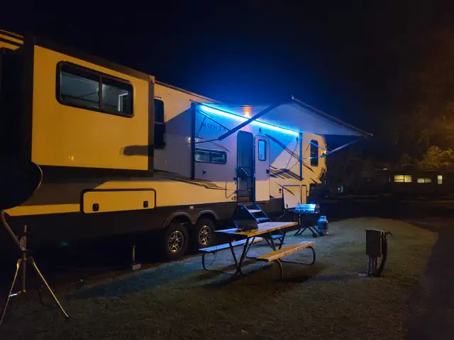 Summer Vacation RV Rental in Ontario in Canada - Image 2