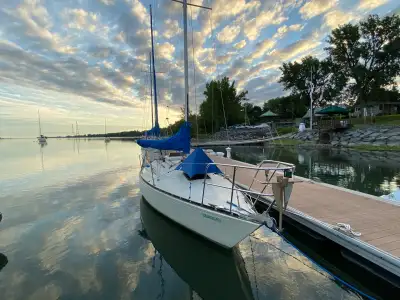 Caractéristiques du voilier : - Excellente condition. - Foc neuf. - Grande voile en dracon (bon état...