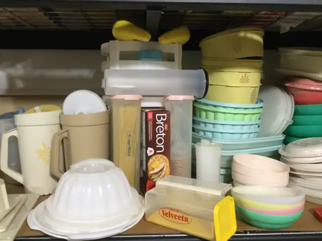 Tupperware vintage   bol jaune soleil en hauteur in Arts & Collectibles in Laval / North Shore - Image 6