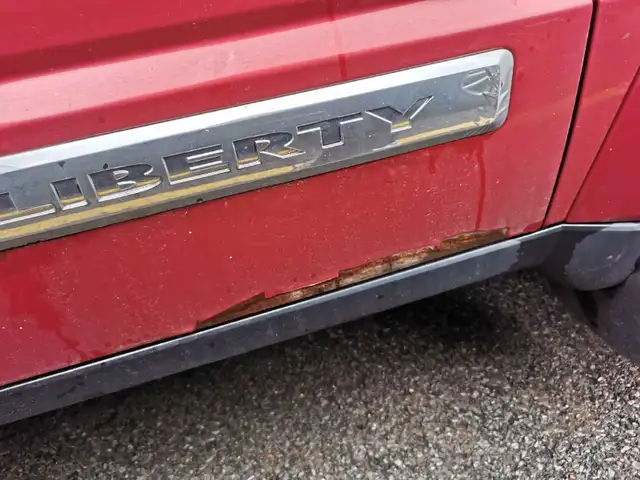 Jeep Liberty 2010 in Cars & Trucks in Trois-Rivières - Image 6
