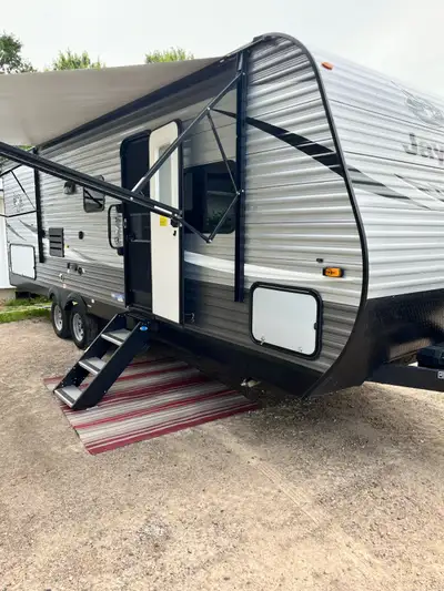 Jayco Jay Flight SLX 8 travel trailer 267BHS $24,000 Weight distribution hitch and other accessories...