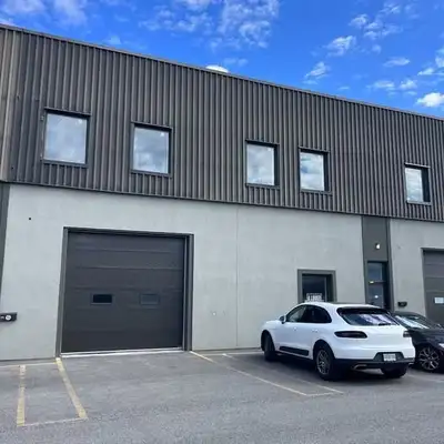 Fully Renovated Commercial Condo Located at 617 Montée de Liesse, St-Laurent. 2 Floors Warehouse spa...