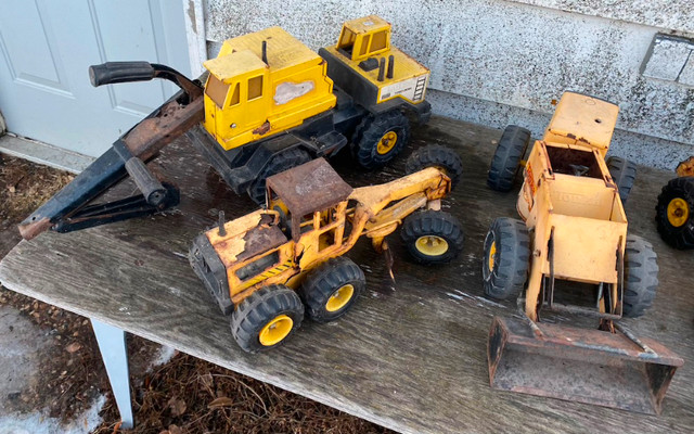 VINTAGE METAL TONKA TOYS - DUMP TRUCK, LOADER, GRADER in Arts & Collectibles in Saskatoon - Image 4