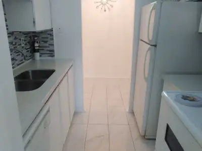 Make an offer Sale is back featured sale : 2 BDRM 1000 sqft Condo $439,999 let your maintenance fees...