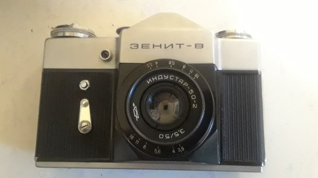 Vintage Zenit B ...35 mm Film Camera in Arts & Collectibles in Gatineau - Image 2