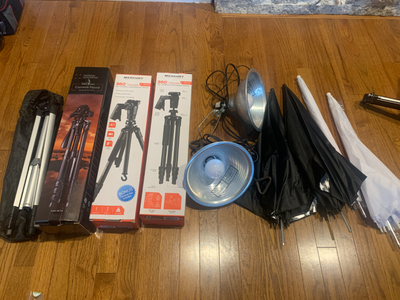 ****DRUMHELLER (but can deliver to Calgary area **** Used tripod (bag but no box) - $10 Deluxe Natio...