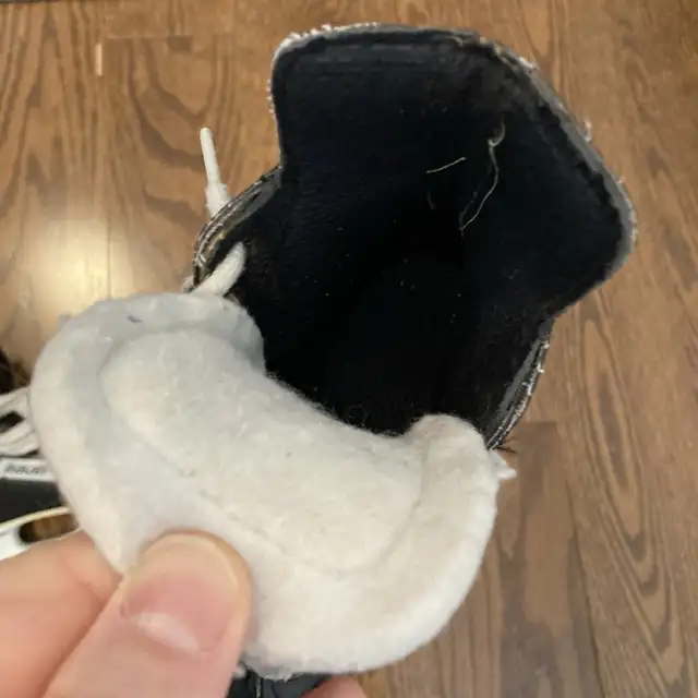 Bauer Junior kids ice skate size 8 in Skates & Blades in City of Toronto - Image 4