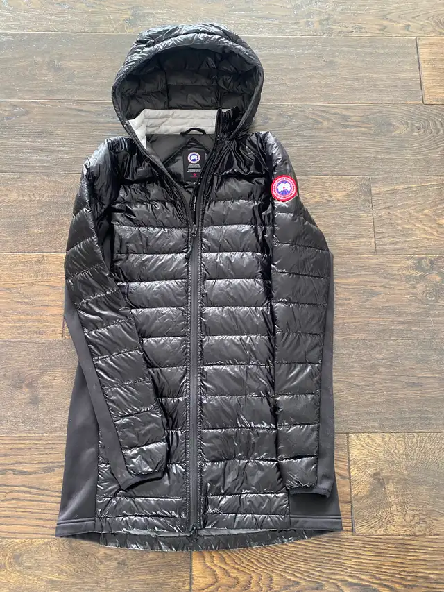 Canada Goose Coat in Women's - Tops & Outerwear in Kingston - Image 2