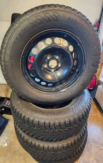 4 pneus dhiver de marque NOKIAN, Nordman, North 9 SUV, 215/65R16 avec 4 jantes. Utilisés un hiver et...