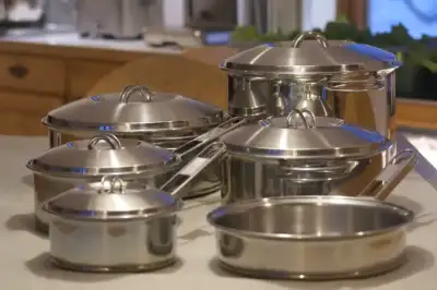 Batterie de cuisine de marque Tramontina de première génération. Le fond est composé de cuivre encap...