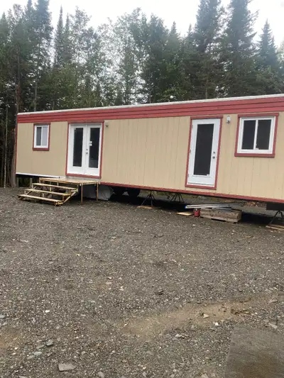 Mini Maison sur roues, 4 saisons, impeccable. Dimension 12 pi X 40 pi. Chambre fermée, salle de bain...