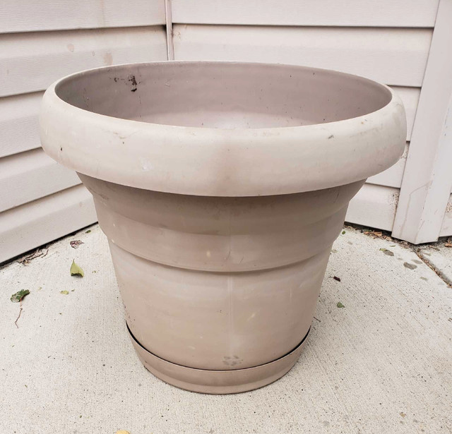 3 Large Outdoor Garden Pots in Outdoor Décor in Calgary