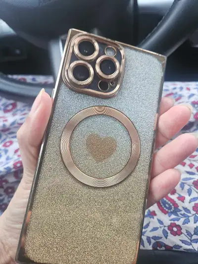 Add some sparkle to your phone with this eye-catching iPhone case! This used iPhone case is in good...