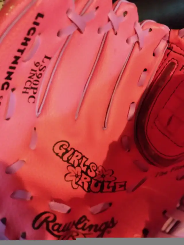 Girls pink baseball glove, Rawlings  in Baseball & Softball in City of Toronto - Image 5