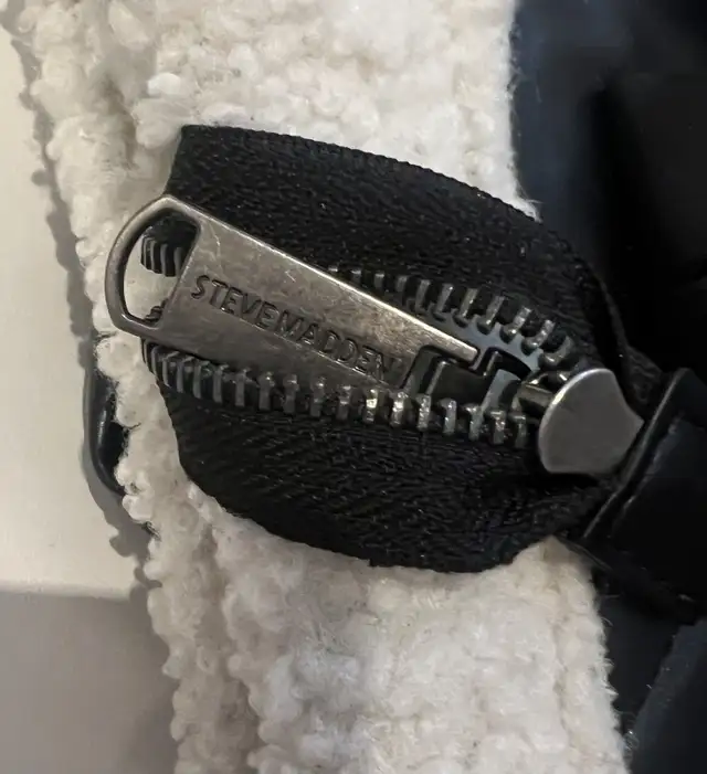 Steve Madden Large Black Quilted Tote Bag /Purse in Women's - Bags & Wallets in Oakville / Halton Region - Image 8