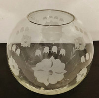 Vase rétro, fleurs gravées en verre sablé.  7.5"H, 8" L  ..