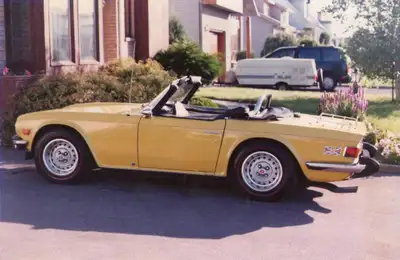 TRIUMPH TR-6 JAUNE MIMOSA 1975, 1 SEUL PROPRIÉTAIRE, JE L'AI ACHETÉ NEUVE, TOUJOURS HUILÉ ET ENTREPO...