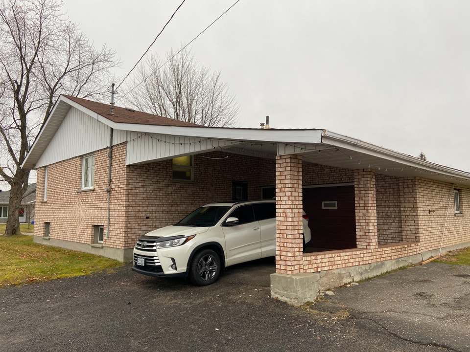 Chelmsford - 2 bed basement unit - Newly Renovated 1