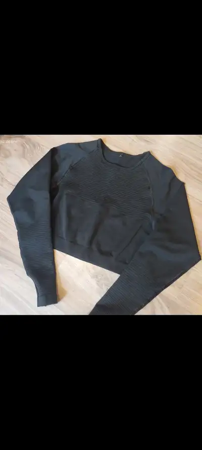 Alphalete Long Sleeve Work Out Crop Top!  Size Large, View more