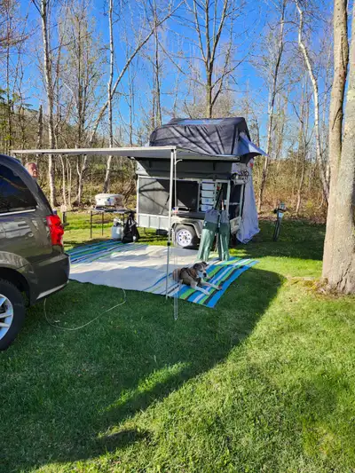 Tente de toit sur remorque. Tente 5 place plus annexe. Frigo 12 volt batterie armoire.