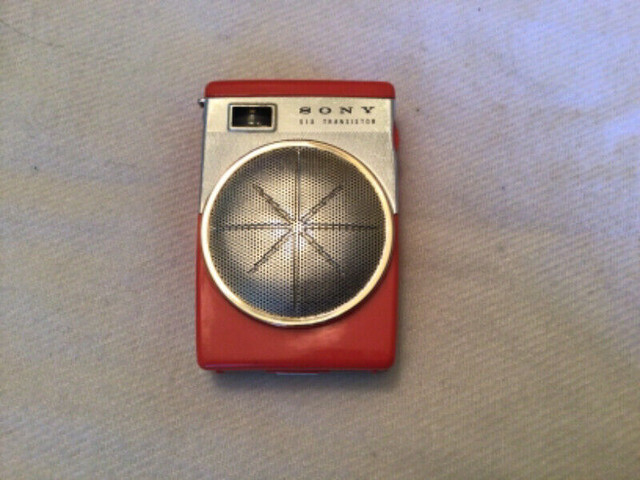 Vintage Sony poket radio in General Electronics in Sault Ste. Marie - Image 4