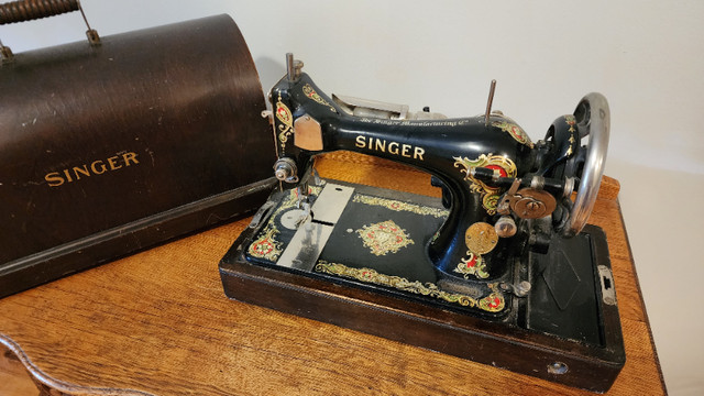 Singer Antique Vintage Sewing Machine and table working in Arts & Collectibles in Oakville / Halton Region - Image 2