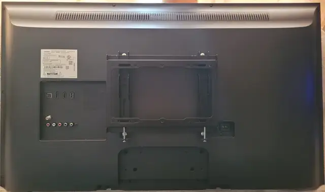 40" Samsung NON Smart Television in TVs in Oshawa / Durham Region - Image 6