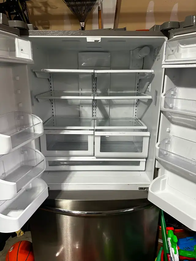 Frigidaire Gallery Fridge for Sale in Refrigerators in Mississauga / Peel Region - Image 4