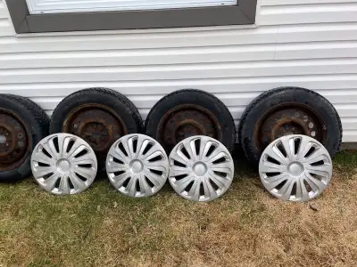 4 pneus d’hiver Nokian Hakkapeliitta 10 grandeur 185/60/R15 à clous +1 spare et avec caps de roues é...